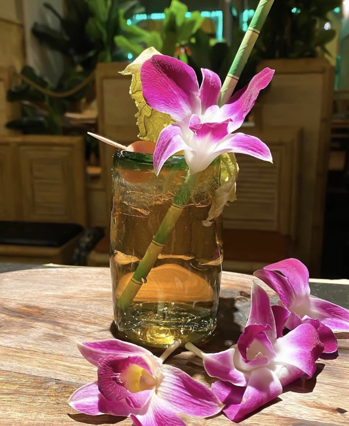 Décor bambou et cocktail à l'orchidée